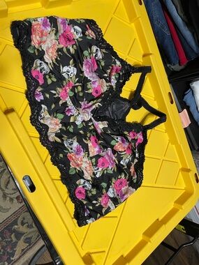 Size 4 torrid curve Floral Lace & skulls Bralette